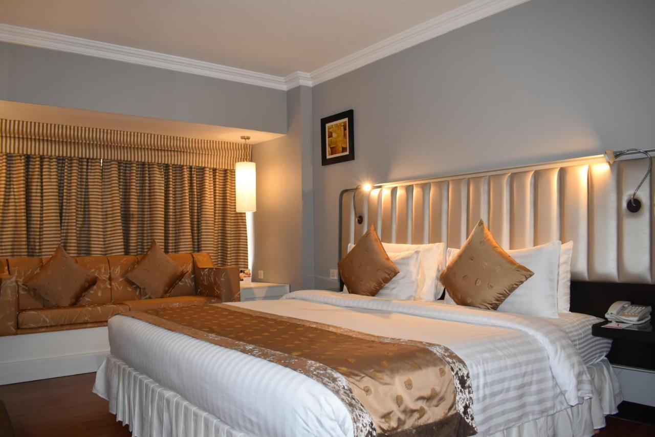 Ramada Plaza By Wyndham Karachi Airport Hotel Exterior foto A bedroom at the hotel
