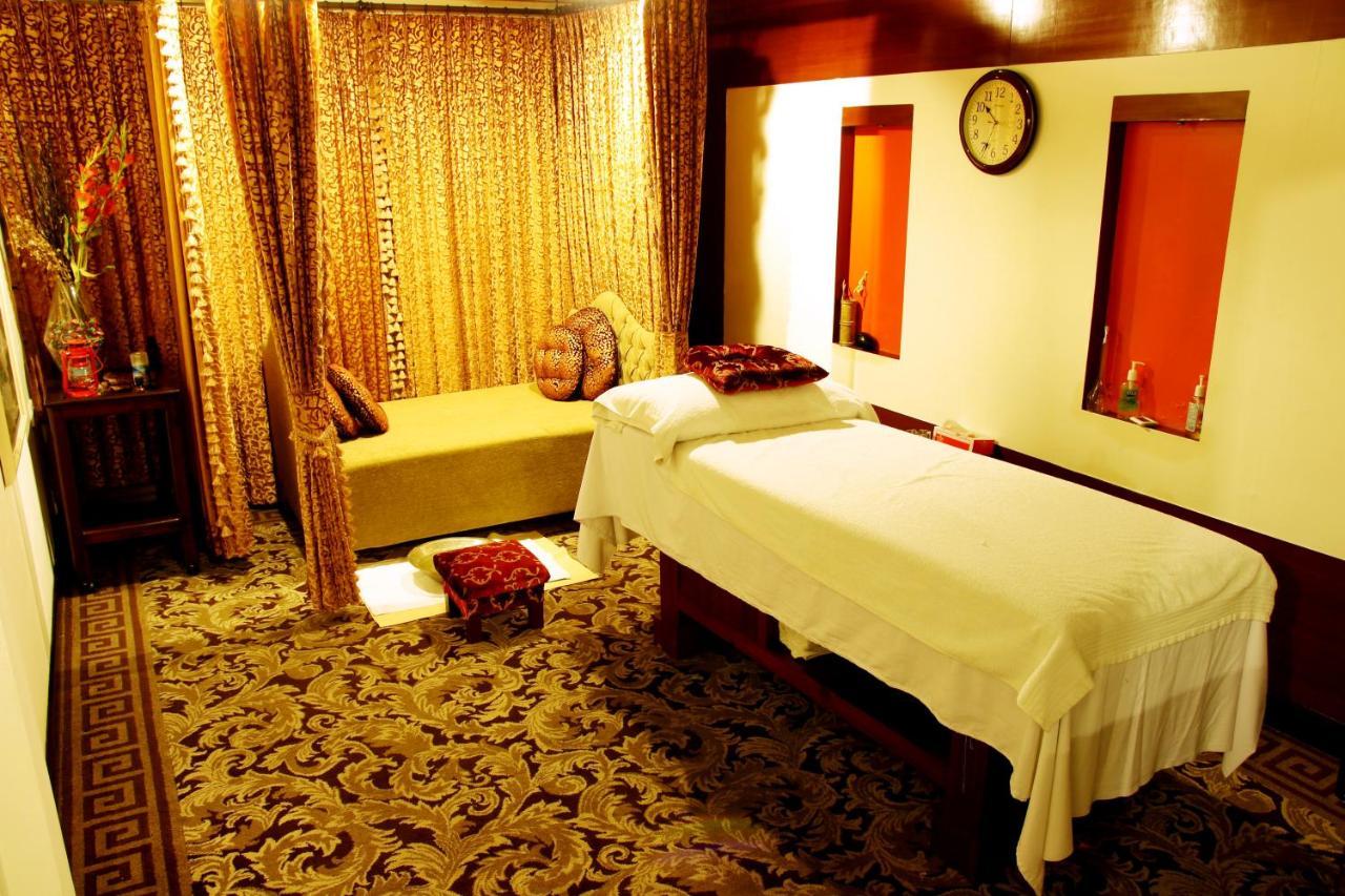Ramada Plaza By Wyndham Karachi Airport Hotel Exterior foto A massage room at a spa