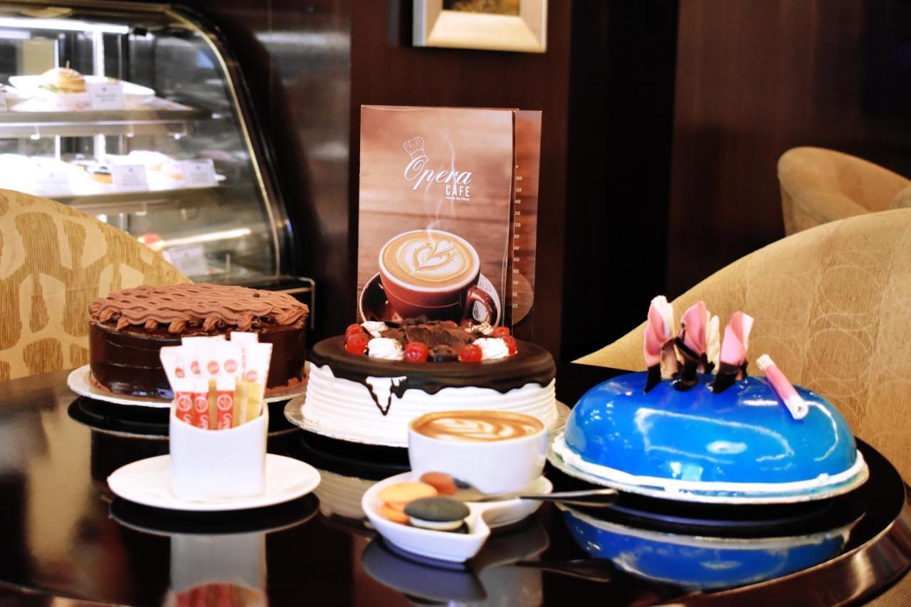 Ramada Plaza By Wyndham Karachi Airport Hotel Exterior foto A selection of cakes and coffee