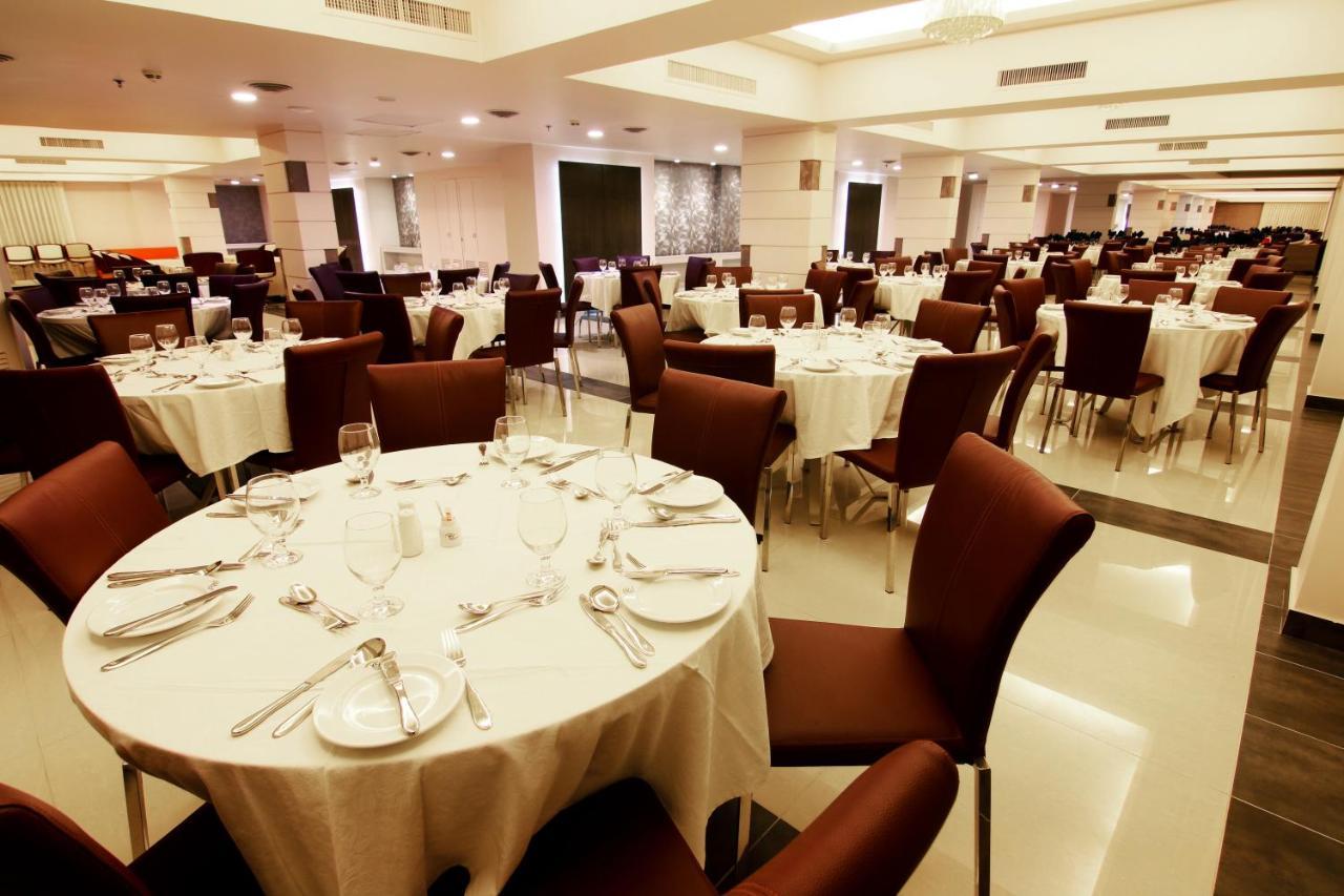 Ramada Plaza By Wyndham Karachi Airport Hotel Exterior foto The dining room at the 2011 World Economic Forum on the Middle East, Africa and India