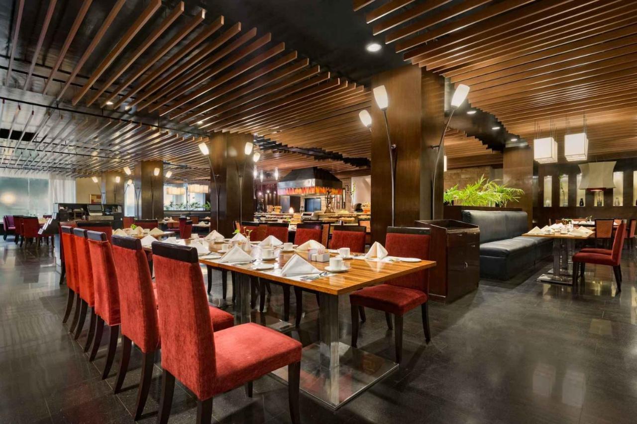 Ramada Plaza By Wyndham Karachi Airport Hotel Exterior foto The interior of the restaurant