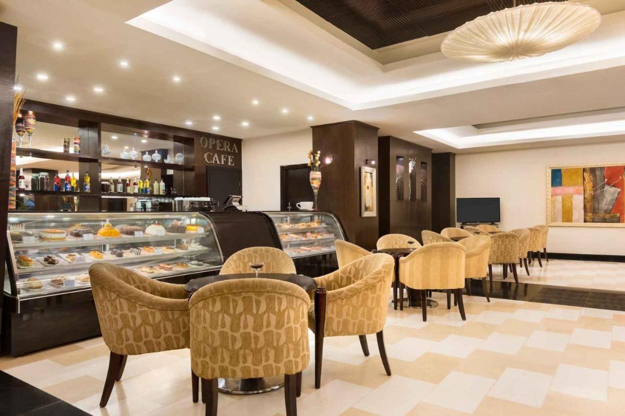 Ramada Plaza By Wyndham Karachi Airport Hotel Exterior foto The lobby café