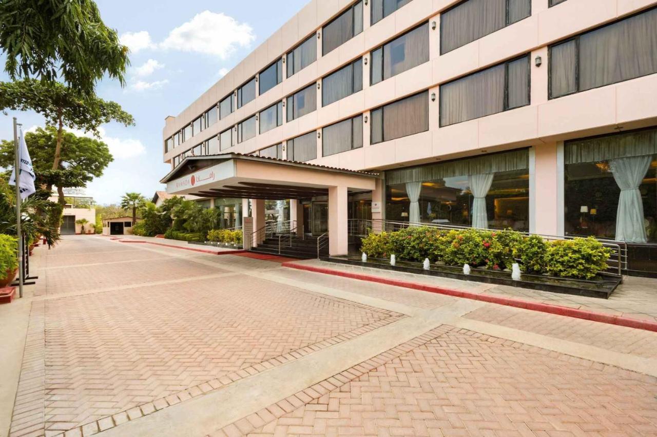 Ramada Plaza By Wyndham Karachi Airport Hotel Exterior foto The hotel's entrance
