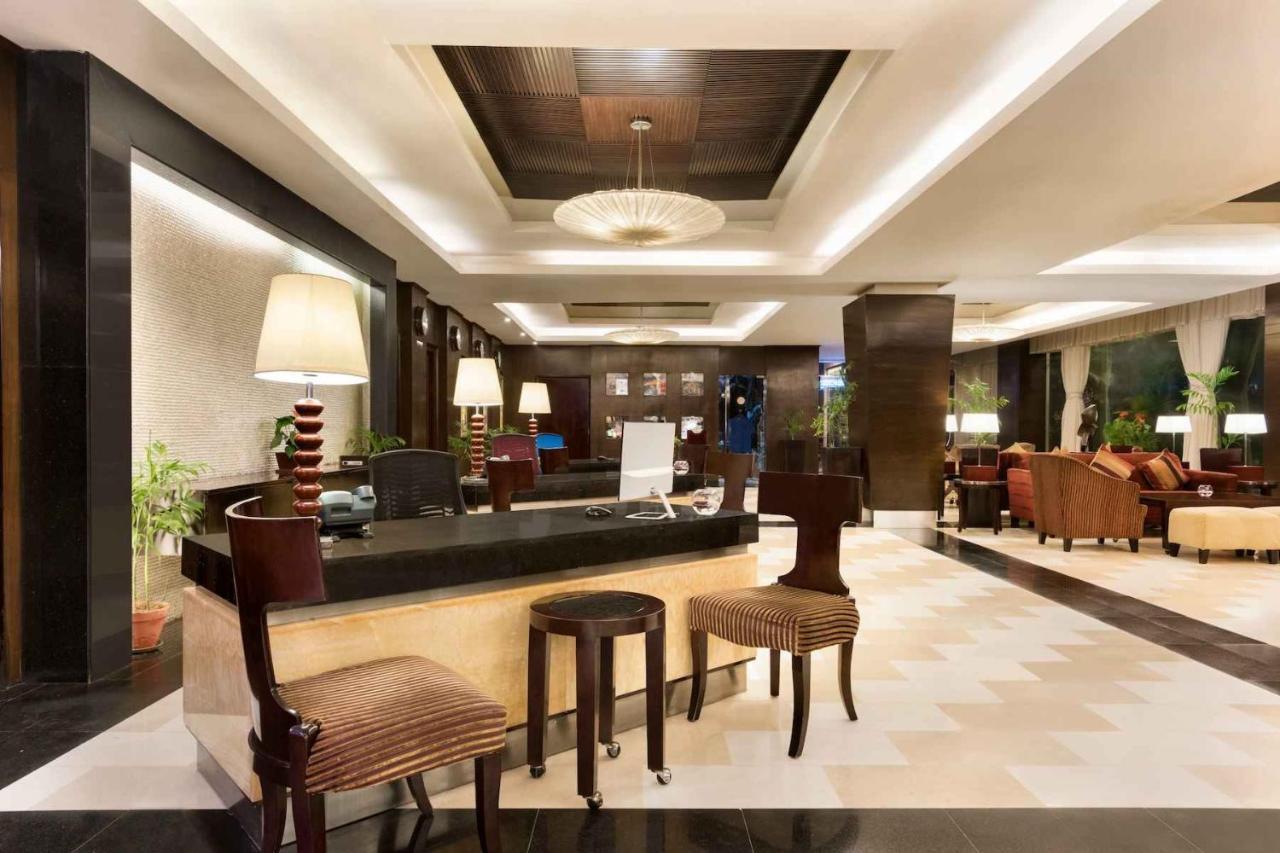 Ramada Plaza By Wyndham Karachi Airport Hotel Exterior foto Lobby