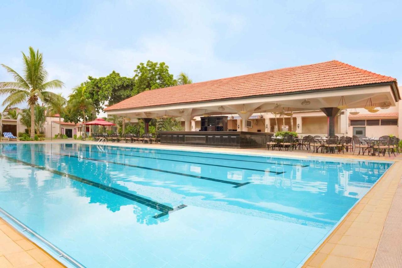 Ramada Plaza By Wyndham Karachi Airport Hotel Exterior foto Swimming pool at the club